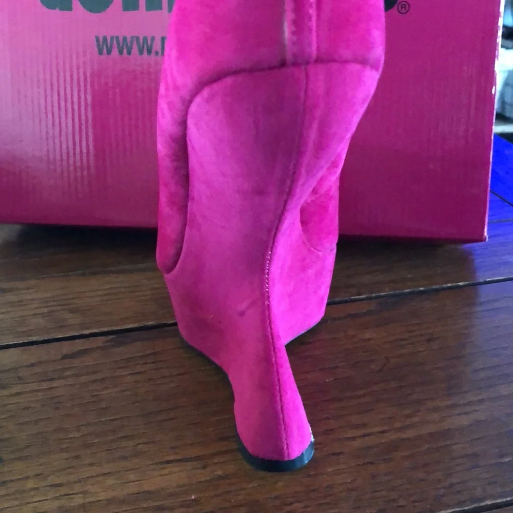 Dollhouse hot pink suede  wedge heels - Picture 3 of 9